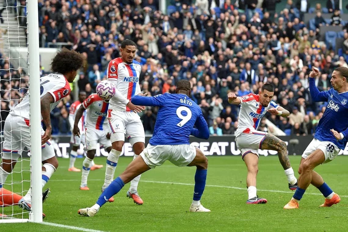 Acción del partido entre Crystal Palace y Everton