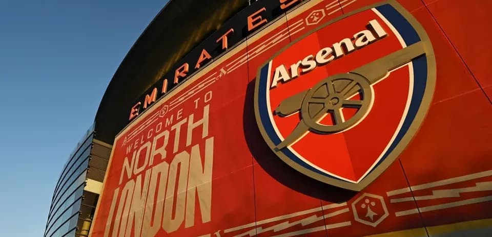 Fachada del estadio Emirates con logo del Arsenal