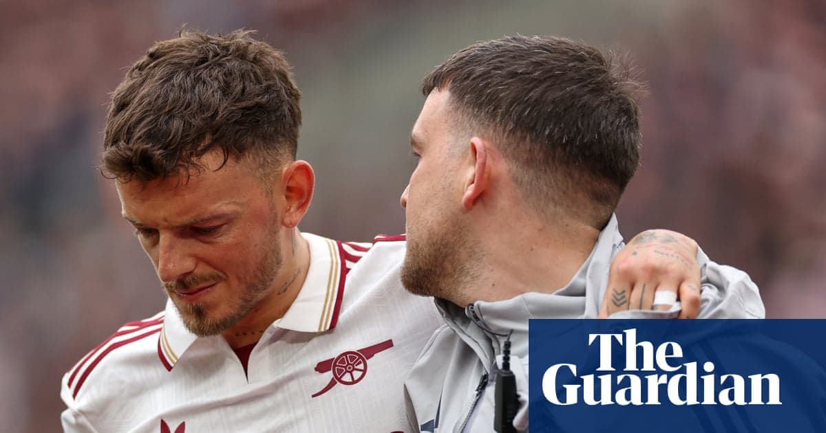 Jugador de Arsenal siendo ayudado por compañero tras lesión