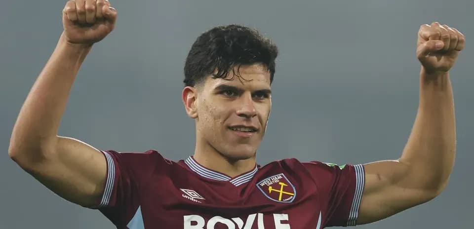 Jugador celebrando con los brazos levantados