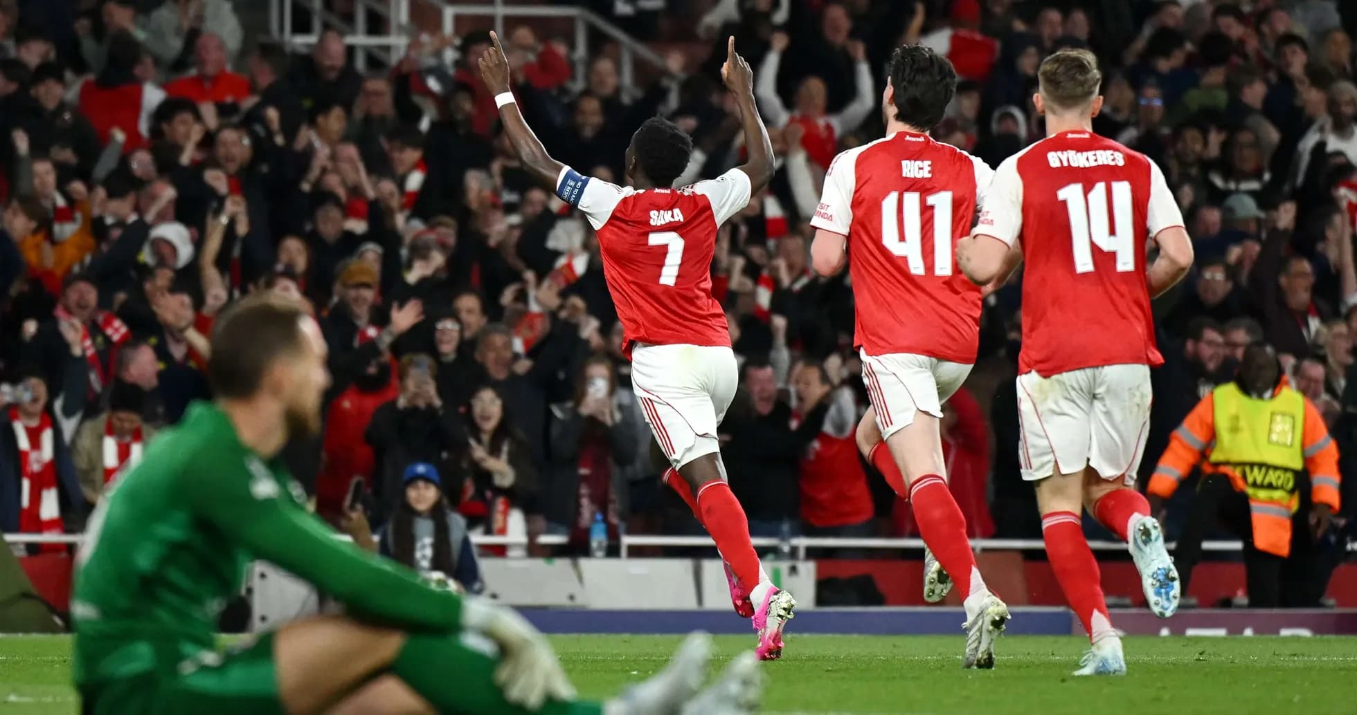Saka celebra un gol durante el partido