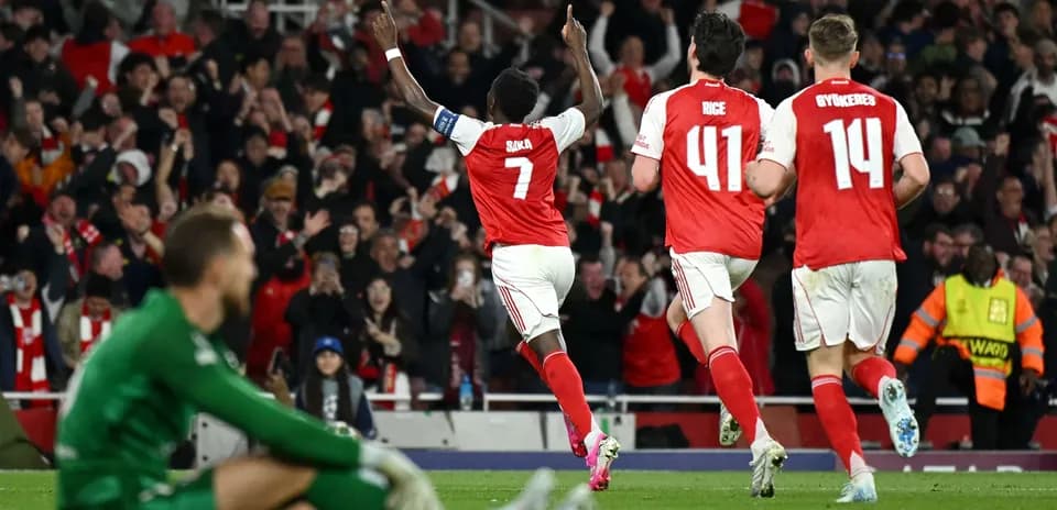 Saka celebra un gol durante el partido