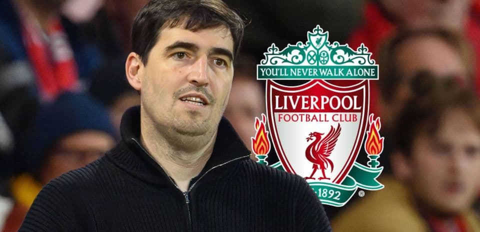 Hombre observando un partido con logo de Liverpool