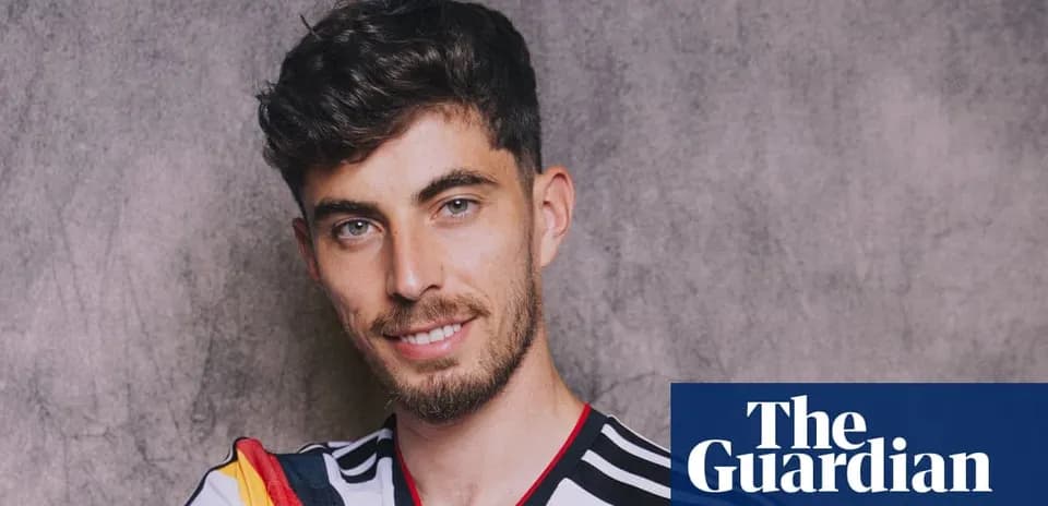 Jugador sonriendo con camiseta de la selección alemana