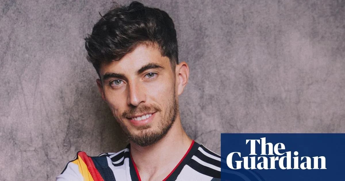 Jugador sonriendo con camiseta de la selección alemana