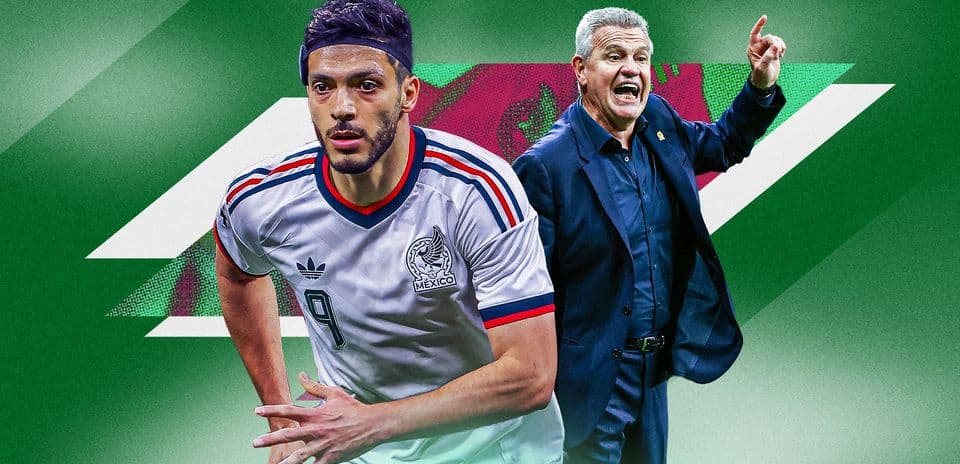 Jugador mexicano en acción con entrenador dirigiendo
