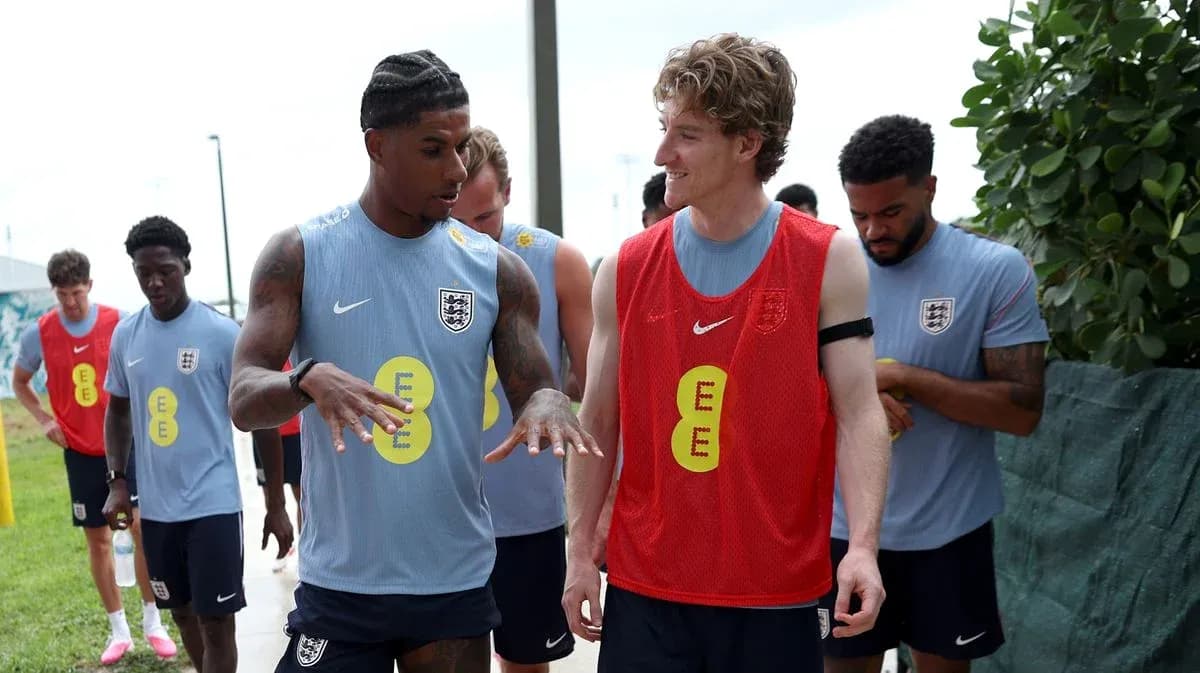 Jugadores de Inglaterra conversando durante sesión de entrenamiento