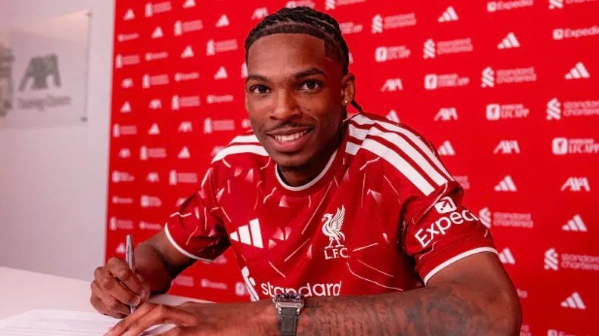 Jugador de Liverpool firmando contrato en conferencia