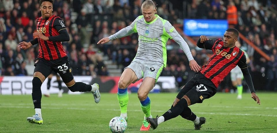 Haaland driblando entre jugadores de Bournemouth
