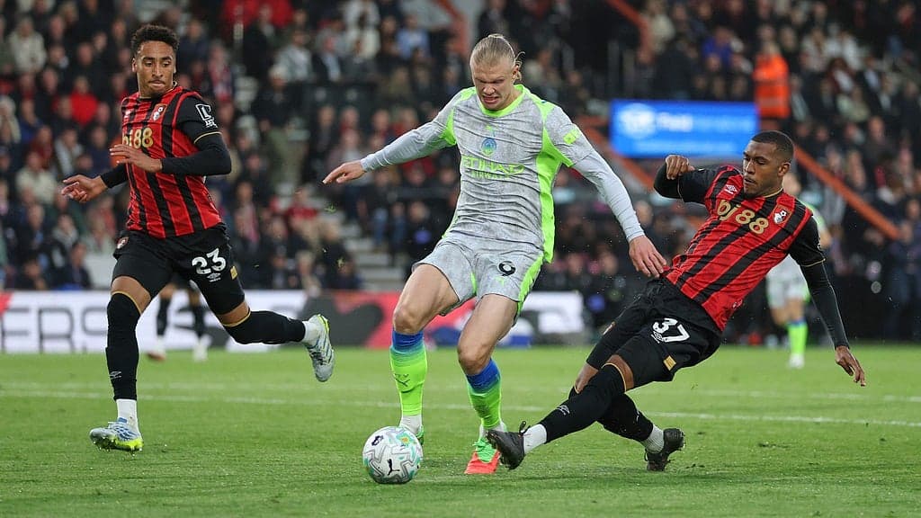 Haaland driblando entre jugadores de Bournemouth