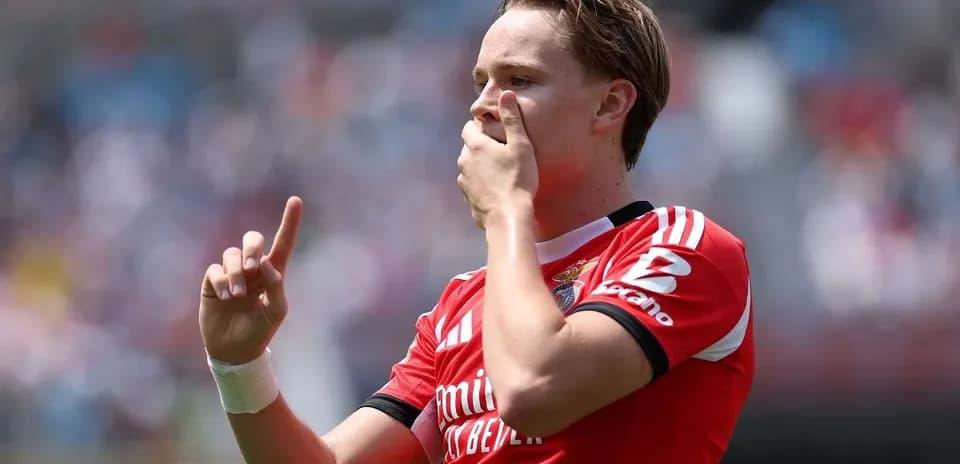 Jugador de Benfica señalando con un dedo durante partido