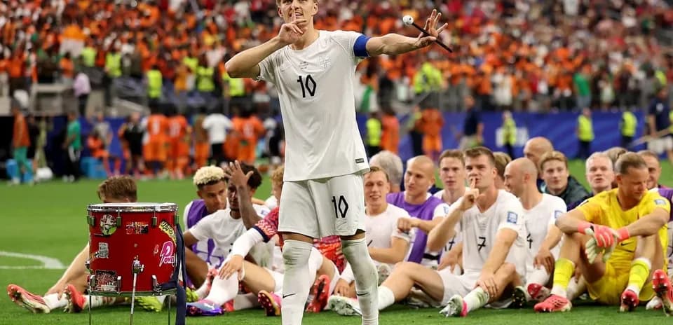Jugador con camiseta blanca haciendo gesto de silencio