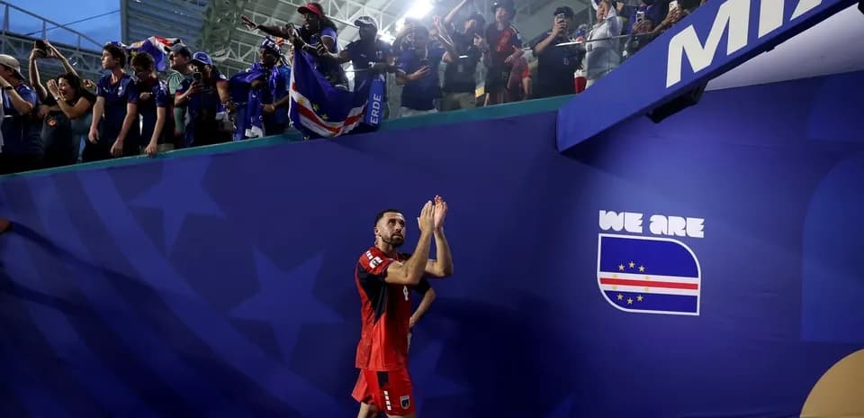 Jugador aplaudiendo a los fans en el estadio