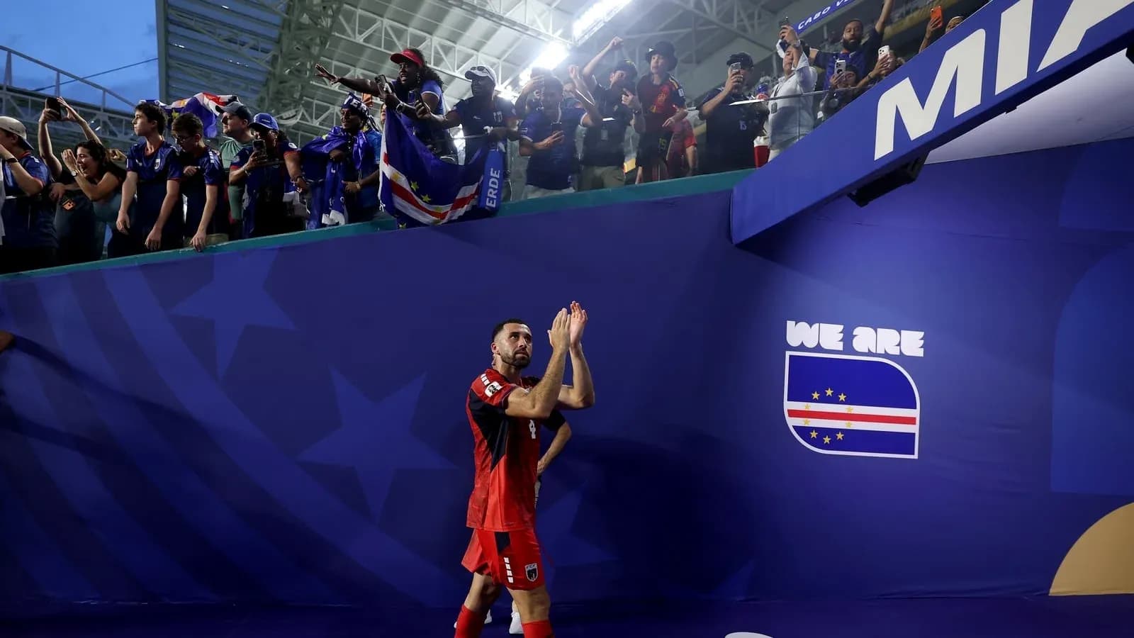 Jugador aplaudiendo a los fans en el estadio
