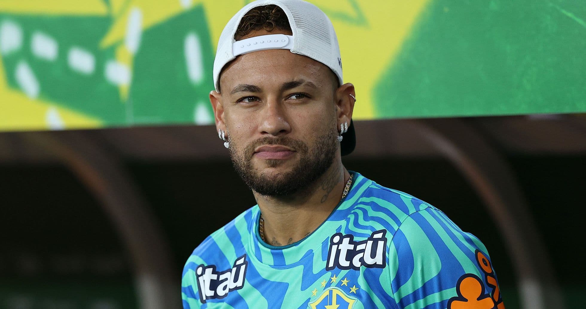 Jugador de Brasil en camiseta de entrenamiento