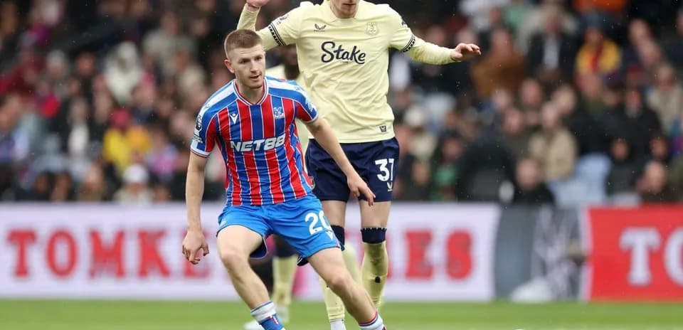 Jugador de Crystal Palace en acción contra Everton