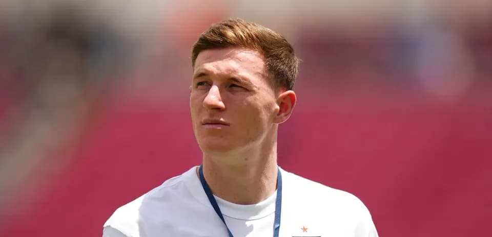 Jugador observando el campo antes del partido