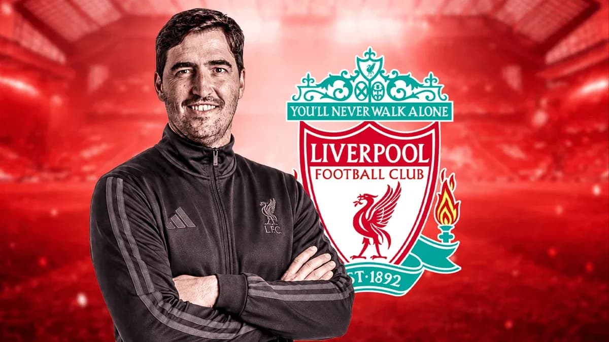 Entrenador de Liverpool junto al escudo del club