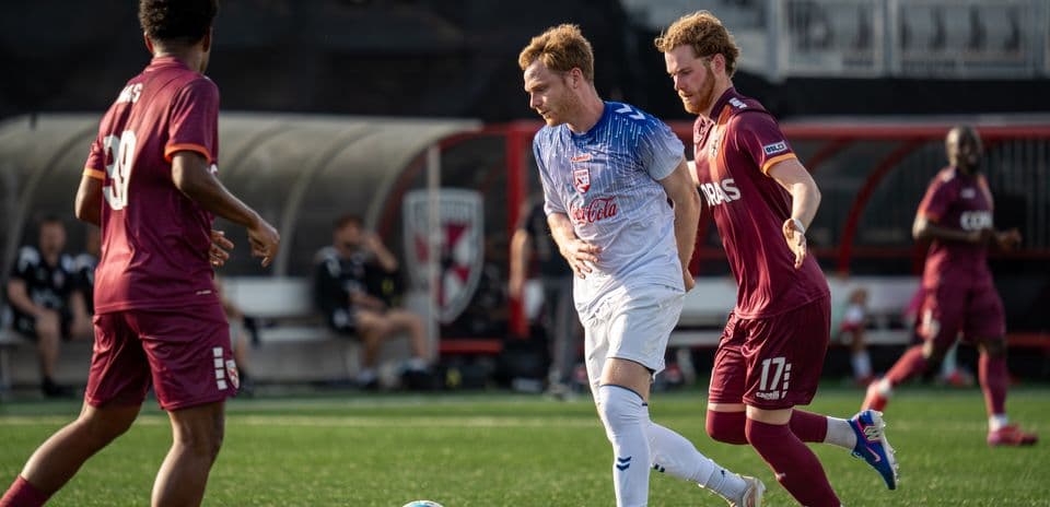 Jugadores de Birmingham Legion y Louisville City en acción
