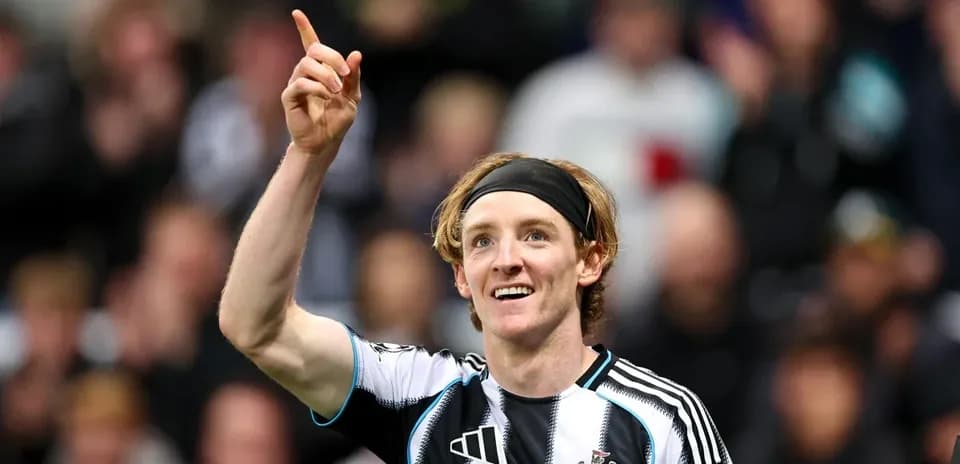 Jugador de Newcastle celebra con el dedo levantado