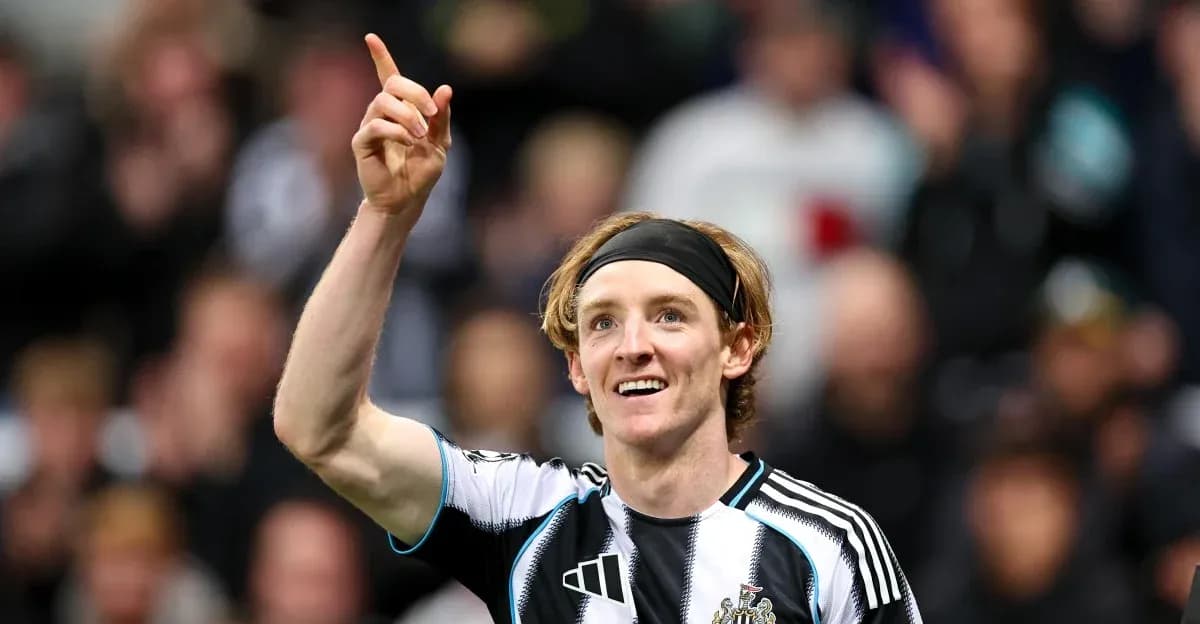 Jugador de Newcastle celebra con el dedo levantado