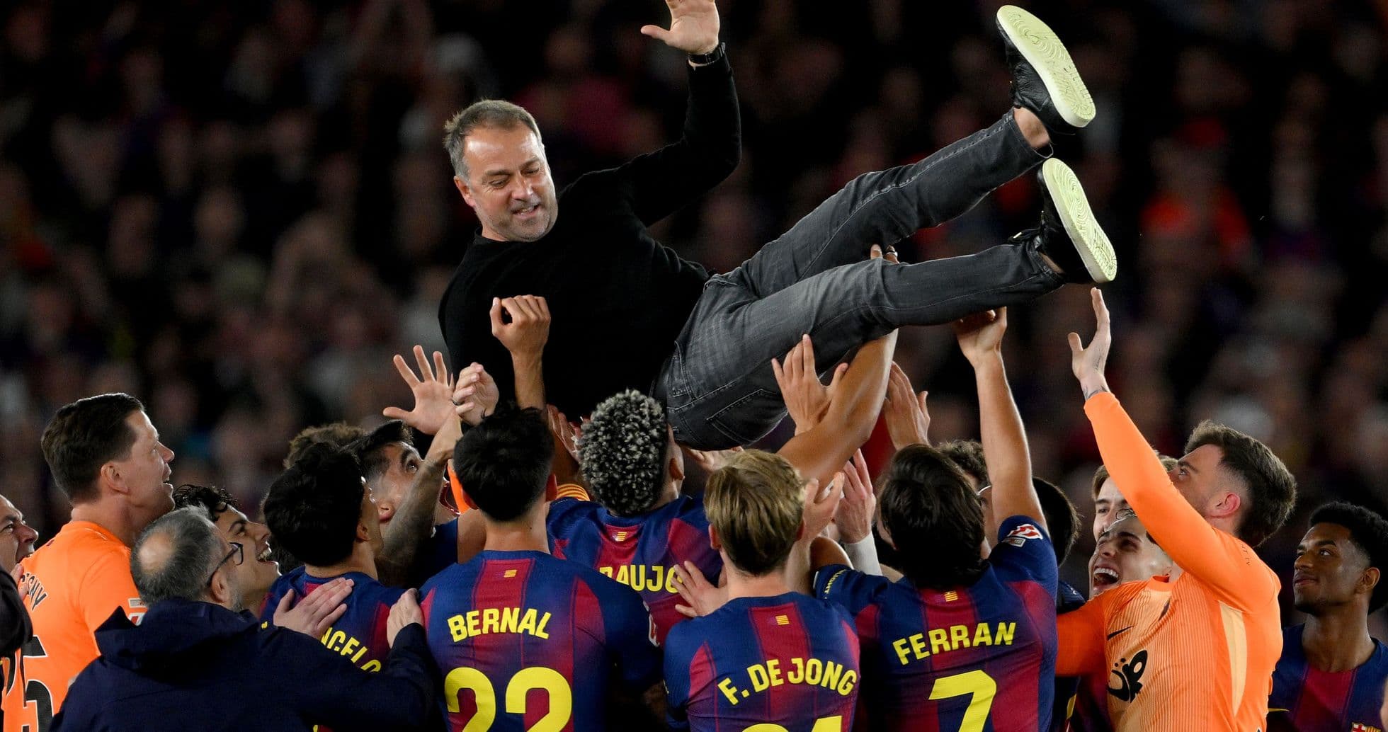 Entrenador siendo levantado por jugadores de Barcelona
