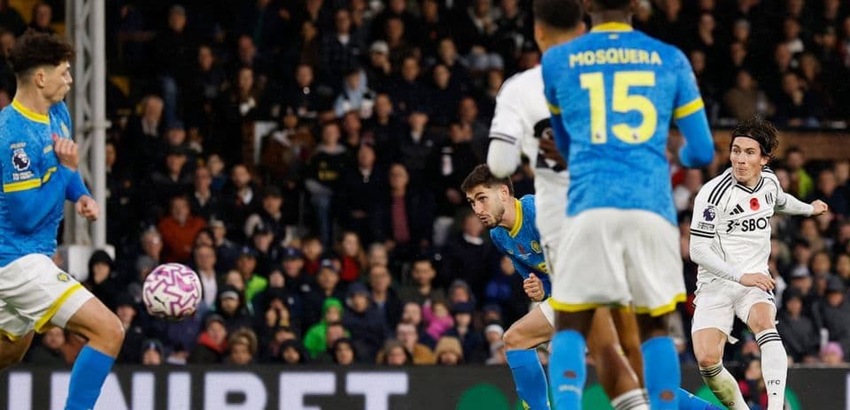 Acción de fútbol entre Wolves y Fulham