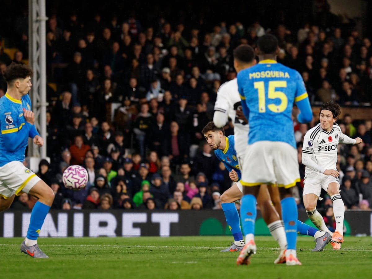 Acción de fútbol entre Wolves y Fulham