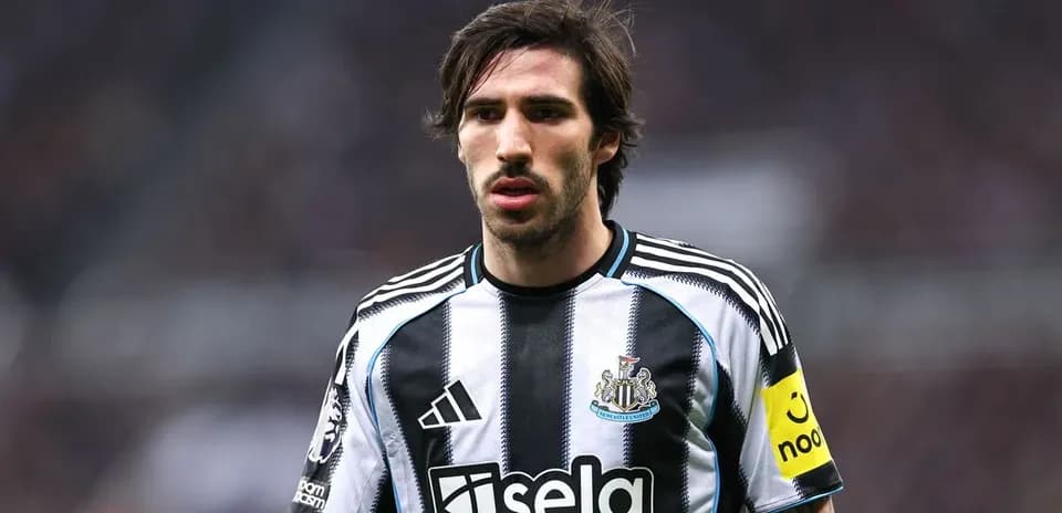 Jugador de Newcastle en campo durante partido