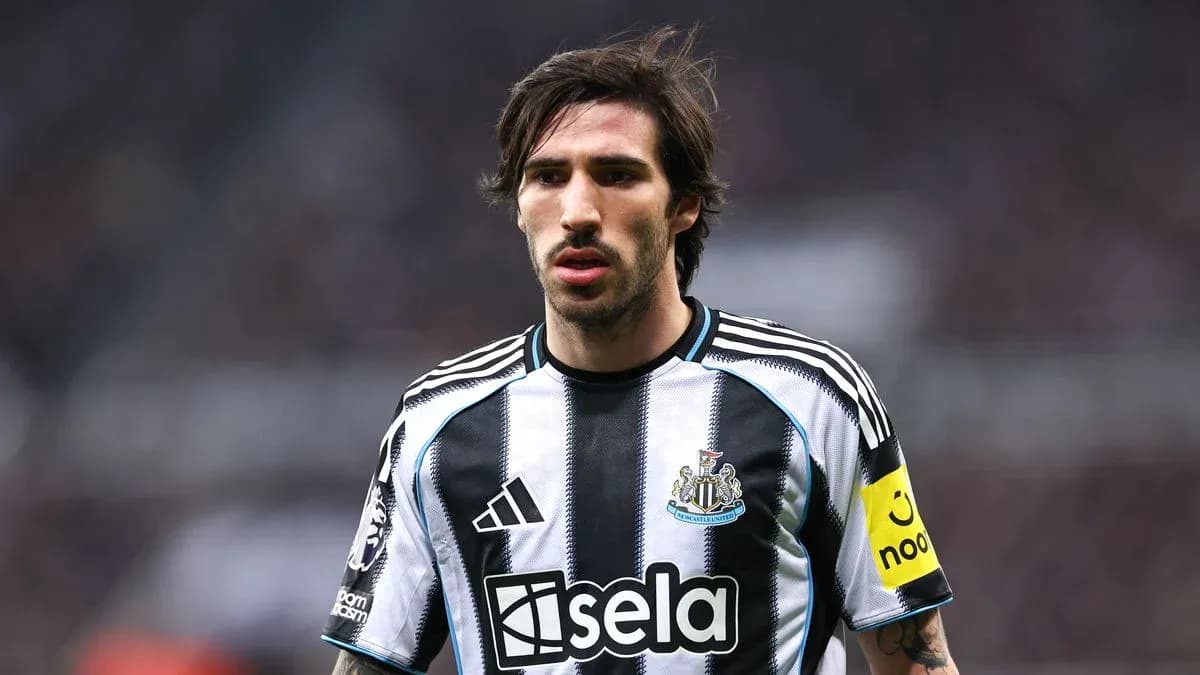 Jugador de Newcastle en campo durante partido