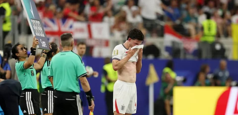 Jugador de Inglaterra saliendo del campo durante el partido
