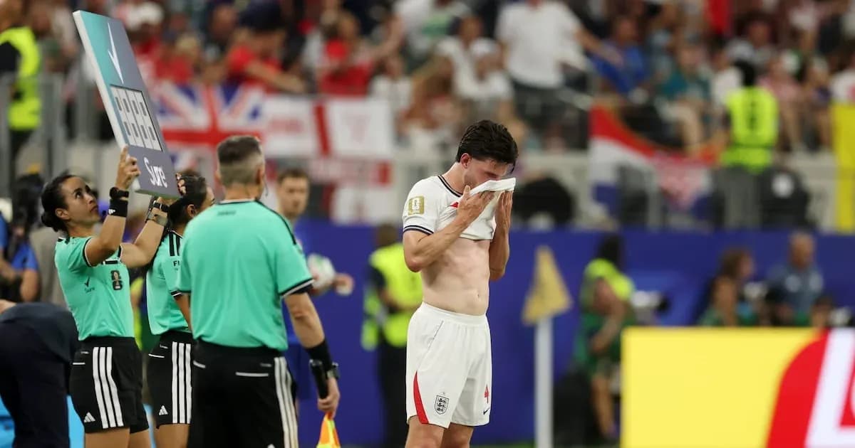 Jugador de Inglaterra saliendo del campo durante el partido