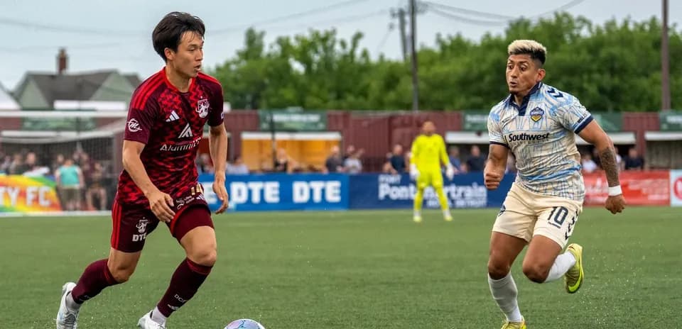 Jugador de Sporting JAX driblando contra Detroit City