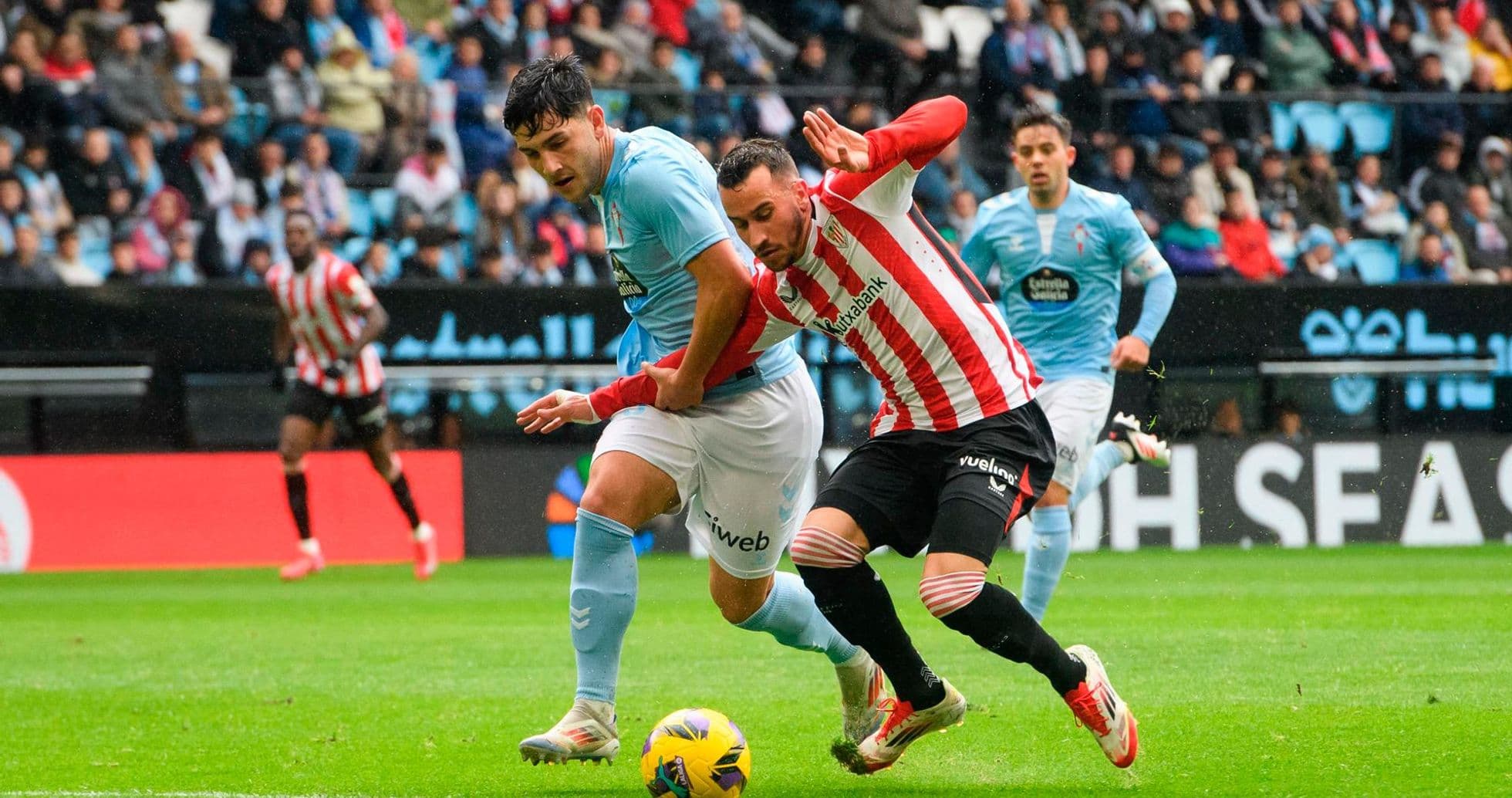 Jugadores compitiendo por el balón en La Liga