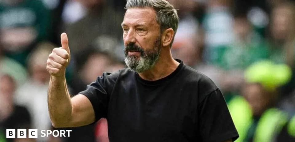 Entrenador haciendo señal de aprobación durante partido