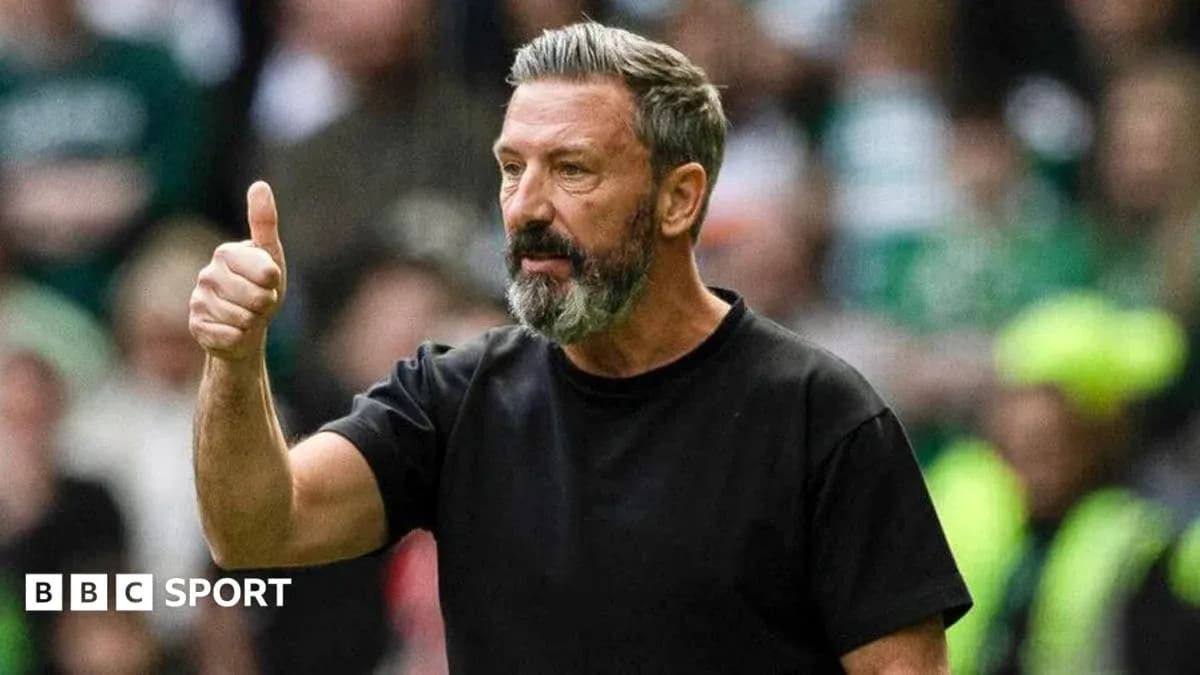 Entrenador haciendo señal de aprobación durante partido