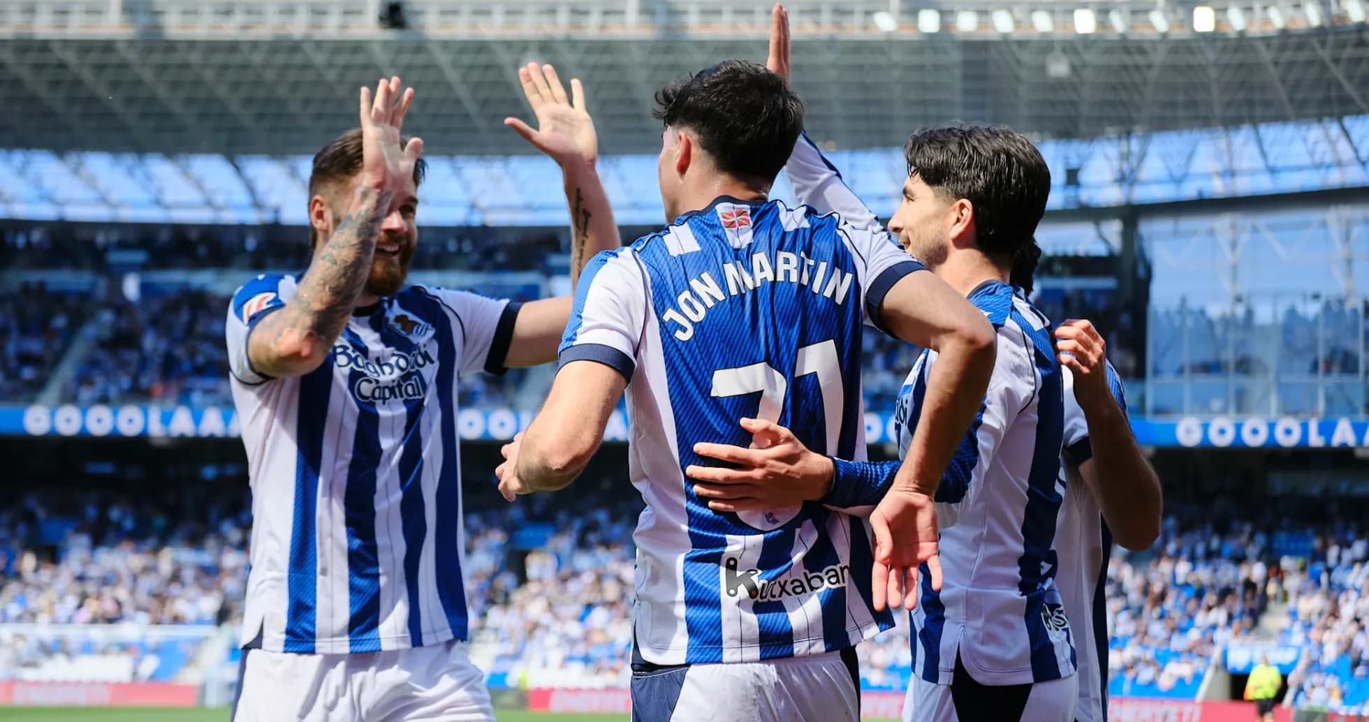 Jugadores de la Real Sociedad celebrando un gol