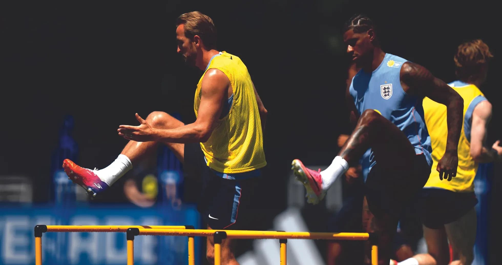 Jugadores entrenando con vallas en sesión de práctica
