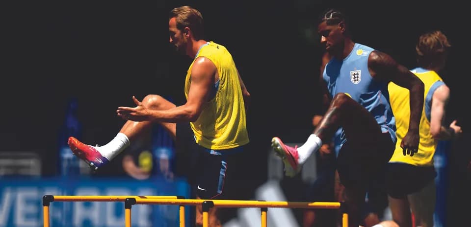 Jugadores entrenando con vallas en sesión de práctica