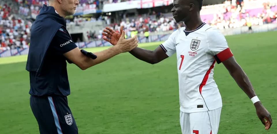 Entrenador y jugador de Inglaterra chocando las manos