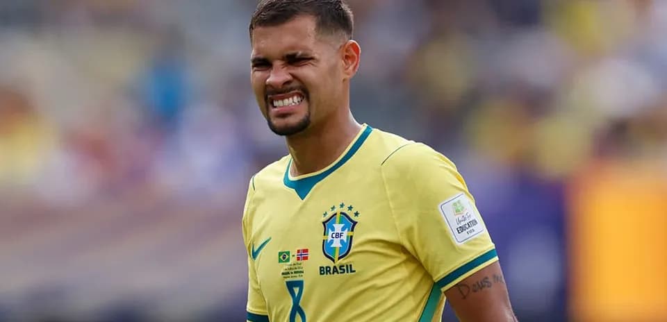 Jugador de Brasil con camiseta amarilla en el campo