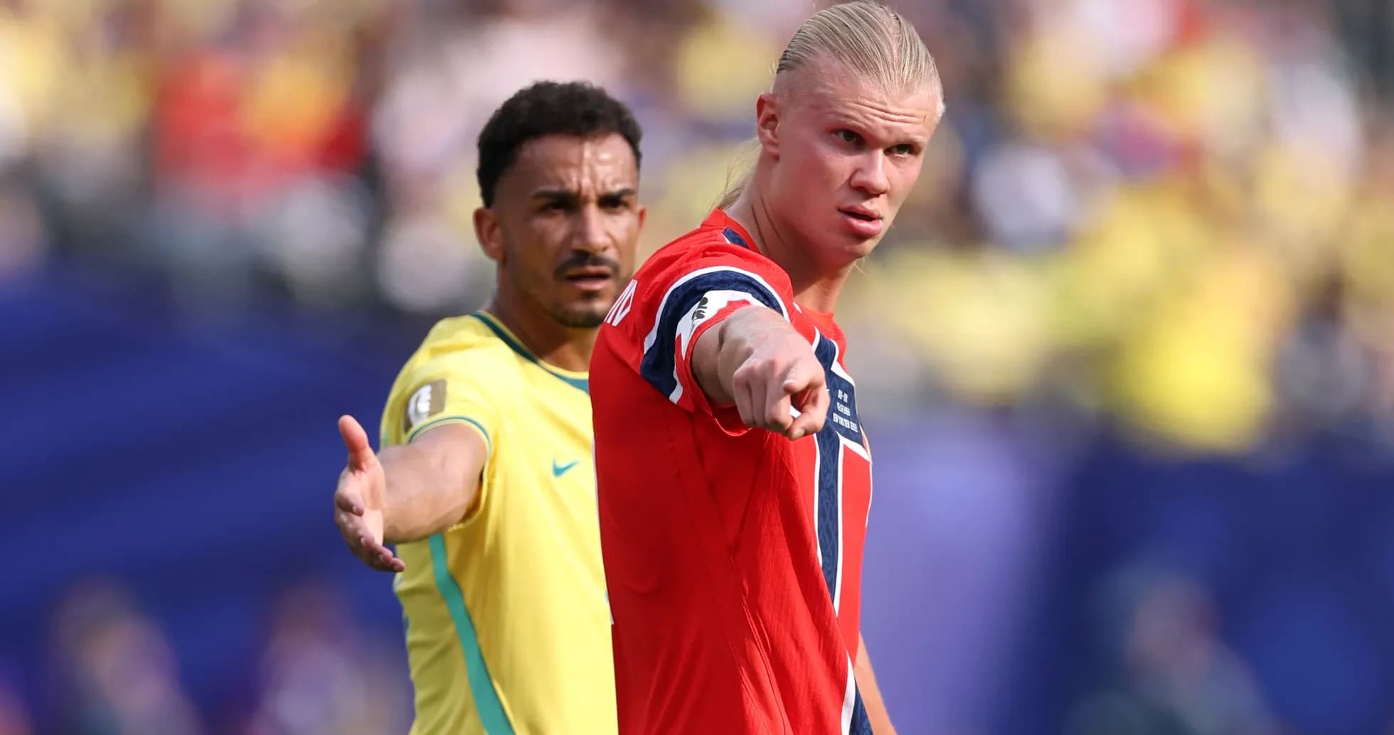 Jugadores de Noruega y Brasil en acción durante el partido