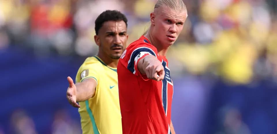 Jugadores de Noruega y Brasil en acción durante el partido