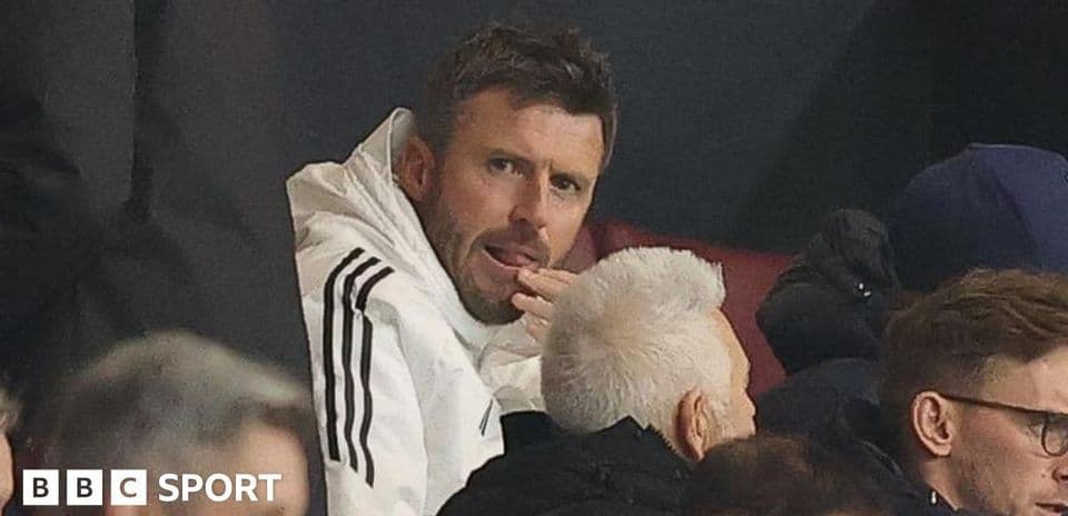 Hombre en la grada durante un partido de fútbol