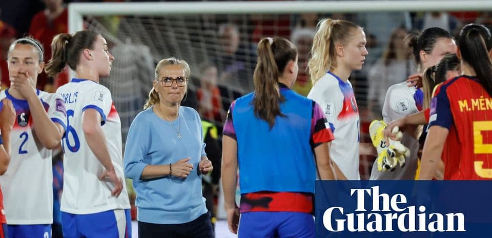 Jugadoras y entrenadora tras el partido en el campo