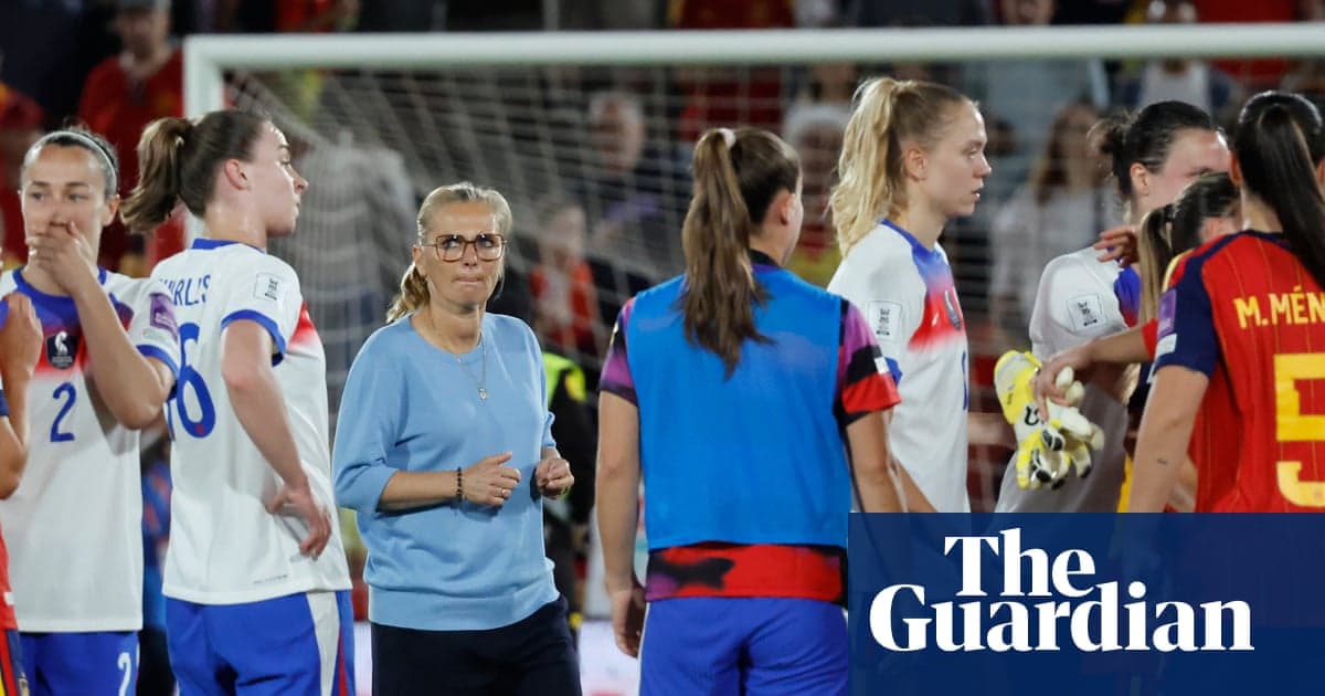 Jugadoras y entrenadora tras el partido en el campo
