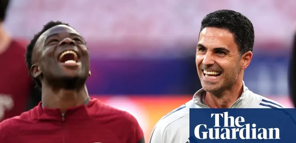 Jugadores de Arsenal riendo durante el calentamiento