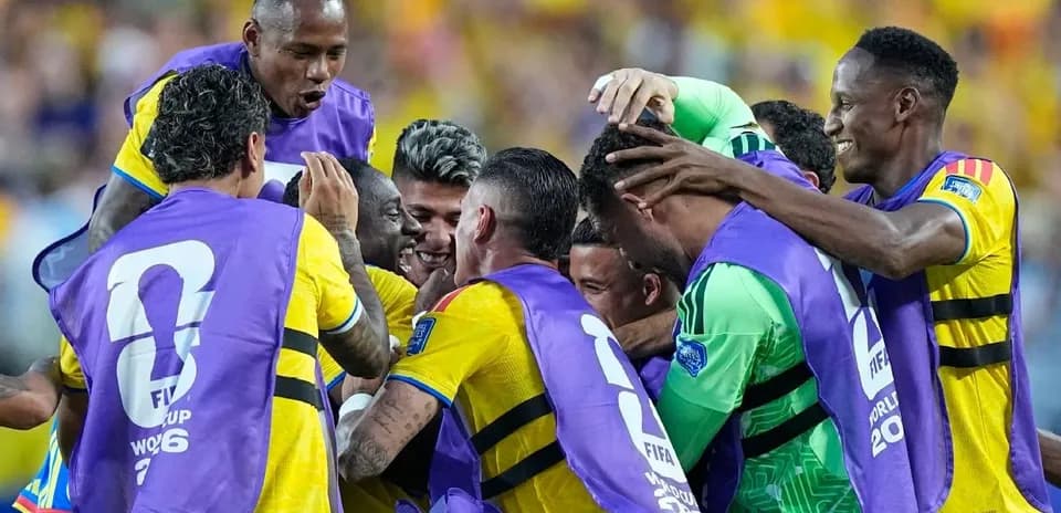 Jugadores celebrando un gol en partido de fútbol