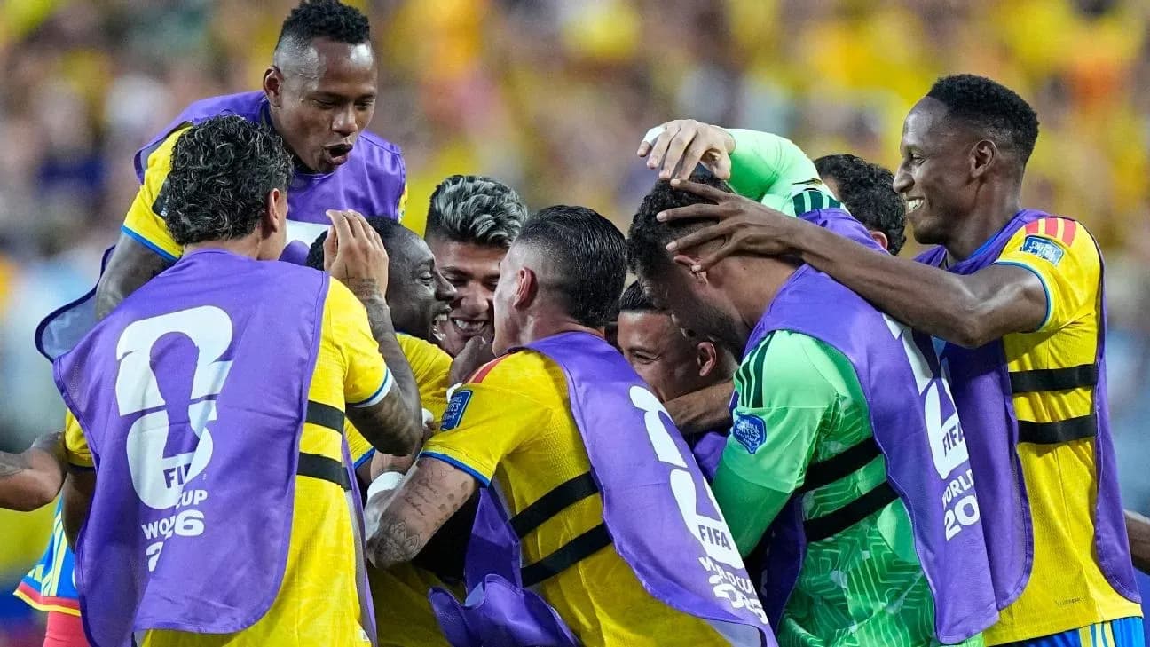 Jugadores celebrando un gol en partido de fútbol