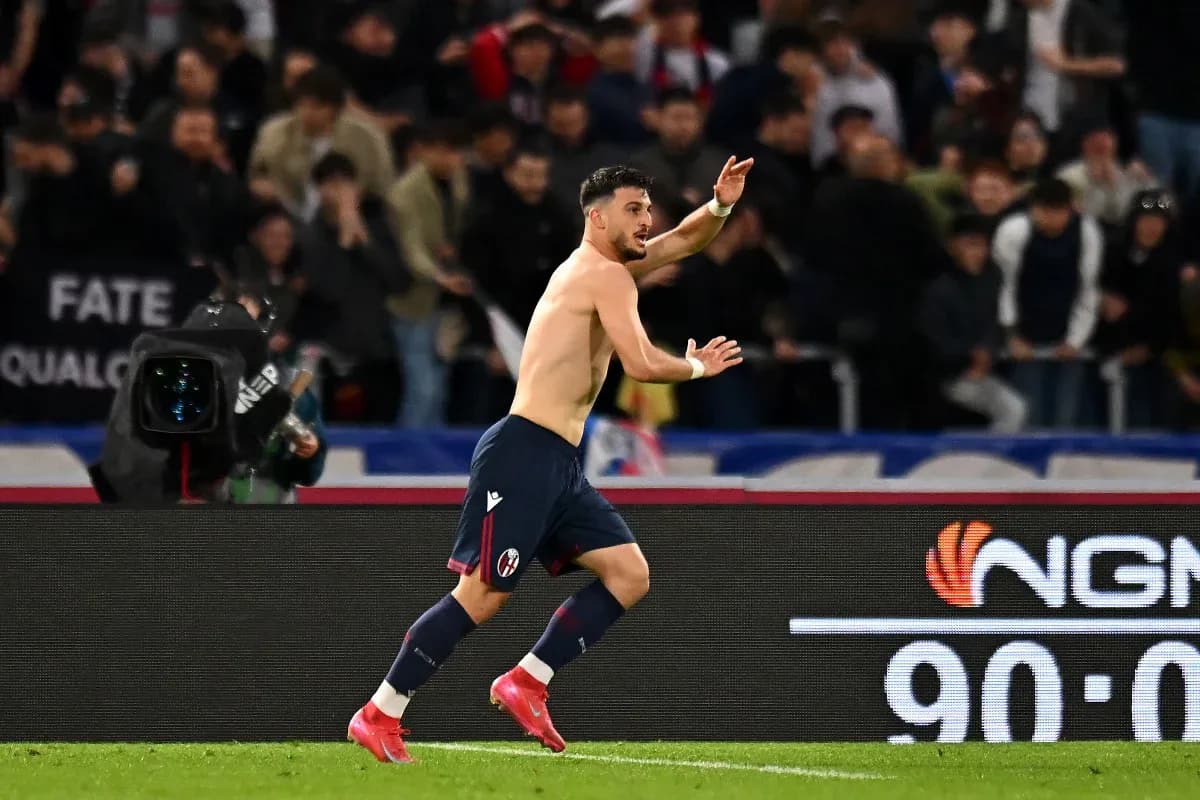 Jugador de Bologna celebra un gol en el partido